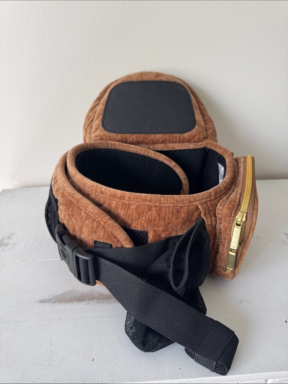 Tushbaby Sable Velvet Hip Carrier with hands free attachment - Picture 4 of 6
